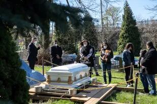 Familiares asisten a un funeral en el Cementerio Green-Wood durante el brote de la enfermedad por coronavirus Covid-19 en Brooklyn, Nueva York