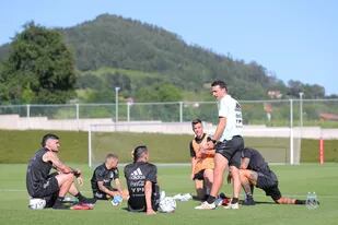Scaloni conversa con un grupo de jugadores en el entrenamiento en Bilbao