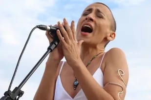 Evelina Sanzo cantó la nueva versión de la canción patria con un enfoque feminista y antipatriarcal