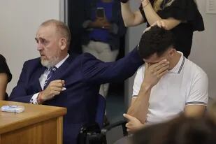 El consuelo del abogado querellante José Aguerrido a Christian Dupuy, padre de Lucio, en el momento de escuchar el veredicto
