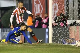 Exequiel Zeballos anota el 3-1 de Boca ante Barracas Central tras una asistencia de Sebastián Villa