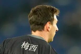 Como sus compañeros, Lionel Messi llevó escrito en chino su apellido en el partido contra Reims por la Ligue 1, a raíz de una acción institucional de Paris Saint-Germain.