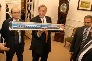 El expresidente Kirchner viendo la maqueta del tren bala; a su izquierda, Ricardo Jaime, exministro de Transporte, hoy condenado por corrupción