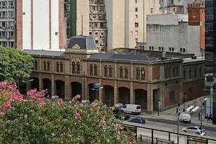 El edificio dónde se instalará el Mercado de los Carruajes en el barrio de Retiro