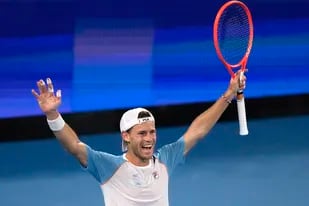 Diego Schwartzman festeja el triunfo sobre Stefanos Tsitsipas en la ATP Cup