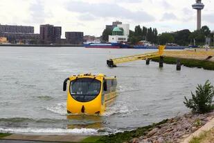 El Splash Bus sale del asfalto e ingresa en el agua