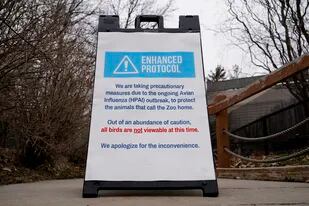 Un cartel indica a los visitantes que la exhibición de aves está cerrada en el zoológico Blank Park en prevención por un brote de gripe aviar, el martes 5 de abril de 2022, en Des Moines, Iowa. (AP Foto/Charlie Neibergall)