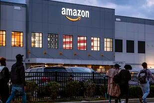 Personas llegan a trabajar al centro de distribución de Amazon en Staten Island, Nueva York, el 25 de octubre de 2021. (AP Foto/Craig Ruttle, File)