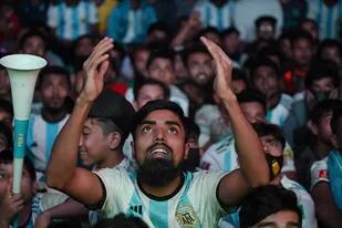 Fans de la selección argentina en Dacca, Bangladesh, festejan el triunfo sobre Polonia en la Copa Mundial de Qatar. (Photo by Munir uz zaman / AFP)