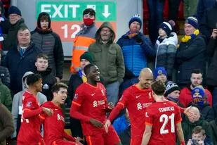 El jugador de Liverpool Fabinho celebra con sus compañeros tras anotar el cuarto gol de su equipo en un duelo de la tercera ronda de la Copa FA contra Shrewsbury Town en el estadio de Anfield  el Liverpool el 9 de enero del 2022.  (AP Foto/Jon Super)