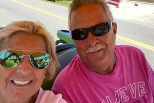 Tammy murió tras ser atravesada por una sombrilla de playa en Carolina del Norte; en la imagen, aparece con su esposo, Mike