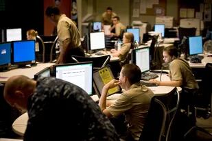 Marinos en el Comando de Operaciones de Ciber Defensa de la Armada estadounidense