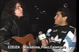 Andrés Calamaro cantando para Maradona
