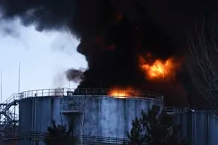 Humo y fuego se ven tras un ataque en Odesa, Ucrania, el domingo 3 de abril de 2022. (AP Foto/Max Pshybyshevsky)