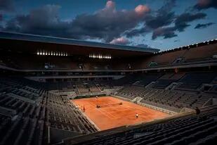 A la incorporación de un techo, estrenado en 2020, ahora Roland Garros añade en su estadio central iluminación para desarrollar sesiones nocturnas.