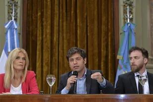 El gobernador Axel Kicillof, en la Legislatura bonaerense, acompañado por Verónica Magario, presidenta del Senado, y Federico Otermín, titular de la Cámara de Diputados
