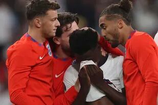 El joven Bukayo Saka no encuentra consuelo luego de fallar el penal que decretó la derrota de Inglaterra ante Italia en la final de la Eurocopa