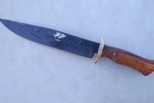 El cuchillo, que tiene una hoja de acero damasco de 25 centímetros de largo en la que se encuentra la figura de las islas Malvinas realizada en plata 925, se subastará el viernes en redes sociales