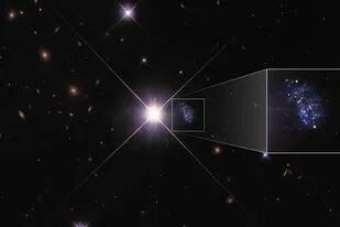 07/12/2022 La pequeña galaxia HIPASS J1131–31 se asoma detrás del resplandor de la estrella TYC 7215-199-1, una estrella de la Vía Láctea situada entre el Hubble y la galaxia. POLITICA INVESTIGACIÓN Y TECNOLOGÍA NASA, ESA, AND IGOR KARACHENTSEV (SAO RAS)