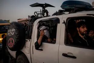 Miembros de los talibanes entran en Kabul, Afganistán