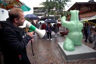 Lokis es el nombre que el artista suizo Denis Savary eligió para su escultura de un oso realizada en fibra de vidrio verde agua