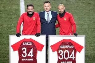 Las camisetas enmarcadas que les regaló la dirigencia de Hebei Fortune a los dos jugadores argentinos en su despedida del club