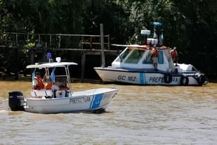Barcos de Prefectura Naval Argentina participan del operativo de la búsqueda del joven que desapareció durante una fiesta en un catamarán