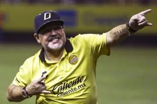 La celebración de Maradona, cuyo equipo dio un gran paso en la primera final por el ascenso en México