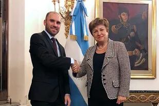 El Fondo Monetario Internacional (FMI) anunció que trabaja de forma constructiva con Argentina en la estructuración de futuro programa crediticio