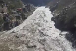 La ruptura de un glaciar en el Himalaya provocó la repentina crecida de un río, en el norte de India
