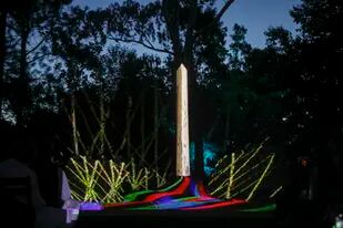 La intervención del Obelisco por Julio Le Parc, proyectada sobre un árbol en el festival XReal, que se relanzará en la Isla El Descanso