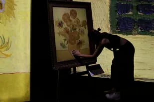 Tocar los giraroles, en la muestra inmersiva Meet Vincent Van Gogh en el Campo Argentino de Polo