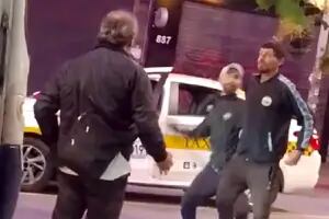 Un hombre discutía con un colectivero en Montevideo y un taxista le pegó por detrás