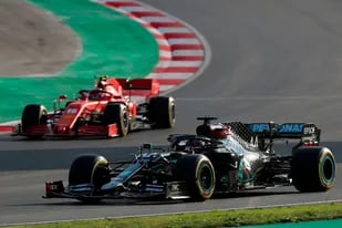 Hamilton dobla bien abierto, mientras por adentro va Charles Leclerc: el campeón está enojado por la falta de adherencia