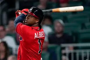 Ozzie Albies, de los Bravos de Atlanta, conecta un doble de dos carreras en el séptimo inning del duelo ante los Marlins de Miami, el viernes 27 de mayo de 2022 (AP Foto/John Bazemore)