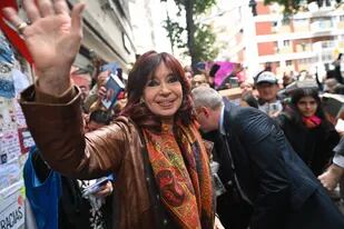 Cristina Kirchner, en la puerta de su casa, horas antes del atentado de Fernando Sabag Montiel