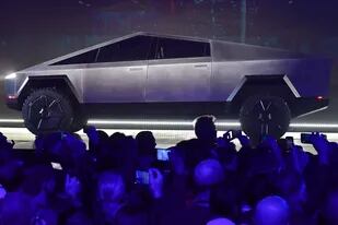 Cybertruck tiene una carrocería de acero, vidrios blindados y una autonomía de 800 kilómetros