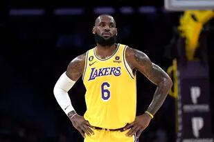 LeBron James no tuvo su mejor noche y los Lakers cayeron por 30 puntos en su primer juego de pretemporada
