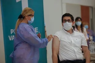 Juan Pablo Caeiro, de 53 años, recibió la primera dosis de la vacuna Sputnik V en el Centro de Convenciones de la ciudad de Córdoba