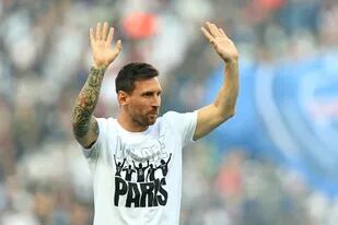 Lionel Messi saluda desde el campo de juego del Parque de los Príncipes antes del partido entre el Paris Saint-Germain y el Estrasburgo
