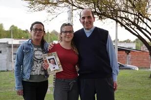 Roxana Sosa, su hija Candela Giarda y el sacerdote José Dabusti, en la Argentina