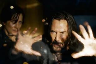 Keanu Reeves interpretando a su personaje Neo junto a Trinity, de Carrie-Anne Moss (izquierda)