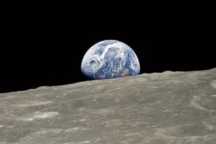 La Tierra desde la Luna; estamos solos y rodeados de vacío perfecto a 273 grados bajo cero