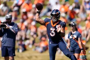 El quarterback de los Broncos de Denver Russell Wilson (3) durante una práctica en Centennial (Colorado) el 8 de agosto del 2022. La NFL aprobó la venta del equipo en la suma récord de 4.650 millones de dólares. (AP Photo/David Zalubowski)
