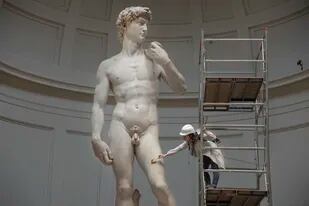 La restauradora Eleonora Pucci en acción en la Galleria dell'Accademia en Florencia, Italia. Con una pequeña pinceleta quita el polvo de las obras de Miguel Ángel