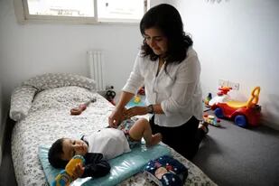 Mercedes Monserrat utiliza pañales de tela con su hijo Hilario