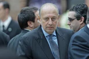 El exministro del Interiro José Luis Manzano, junto con dos fondos, vendió centrales eléctricas a un grupo argentino