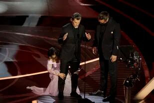 Regina Hall, Josh Brolin y Jason Momoa bromearon acerca de la necesidad de "testeos" en la entrega de los Oscar 2022