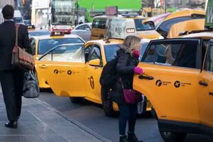 ARCHIVO - Una pasajera sube  a un taxi en Nueva York, 29 de enero de 2020. Uber ha llegado a un acuerdo para incluir a los taxis de Nueva York en su aplicación, jueves 24 de marzo de 2022. (AP Foto/Mark Lennihan, File)