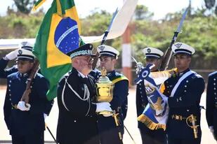Antonio Leitao da Silva , Comandante de la Policía Municipal de Oporto, lleva una urna con el corazón de Dom Pedro I (fundador y primer gobernante del Imperio de Brasil), a su llegada a la Base Aérea de Brasilia, el 22 de agosto de 2022.